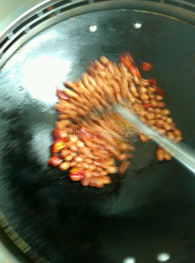 中小火炒两分钟，起锅前30秒放入干红辣椒