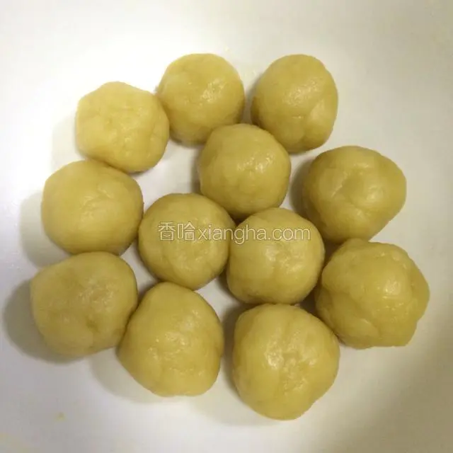 把醒发好的面团分成12等份。