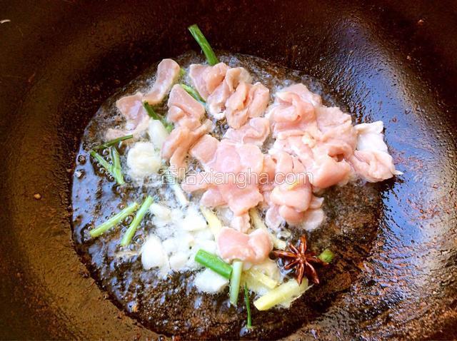 倒入里脊肉炒至变色