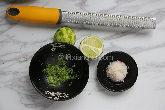 此时刨些许柠檬皮丝。将萝卜刨成细丝，挤去些水份备用。这个是学习日本盐烤秋刀鱼的一种吃法，可略去。
