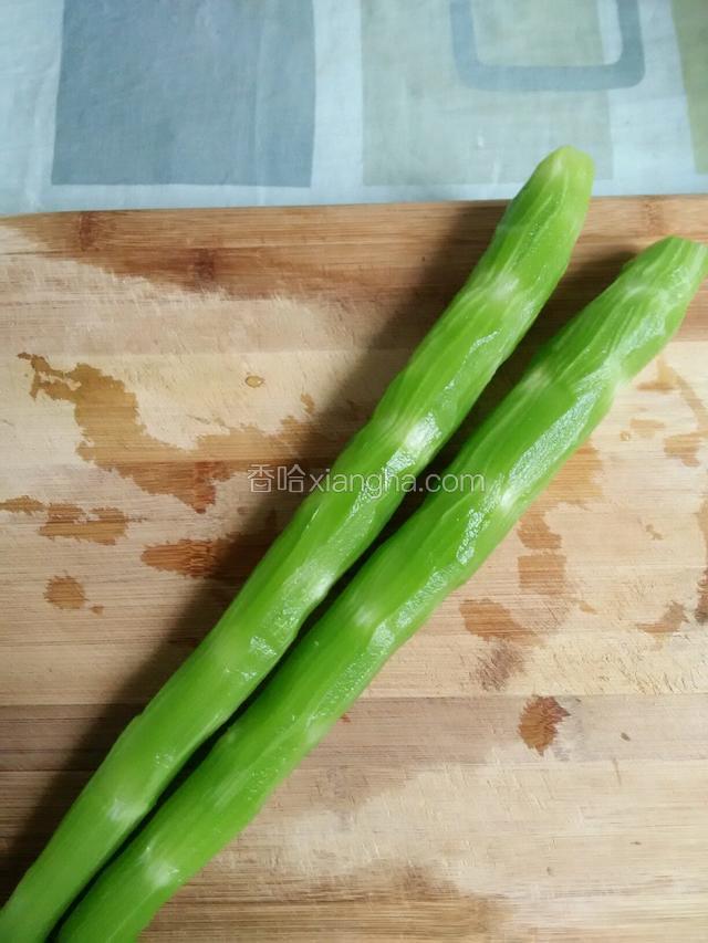 香莴笋两根削皮洗净