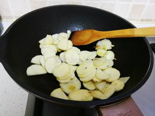 倒入土豆片翻炒一会儿