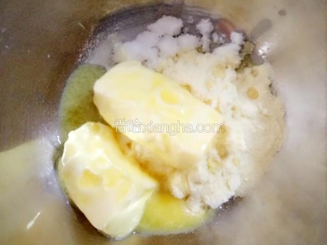 把软化好的黄油、奶粉和白糖放到一个容器用电动打蛋器打发。