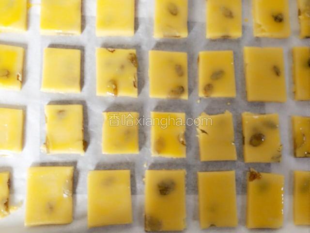 烤箱180度预热，把切好的小块块放入铺好的烤盘上，把烤盘放入预热好的烤箱中层烤15分钟左右。
