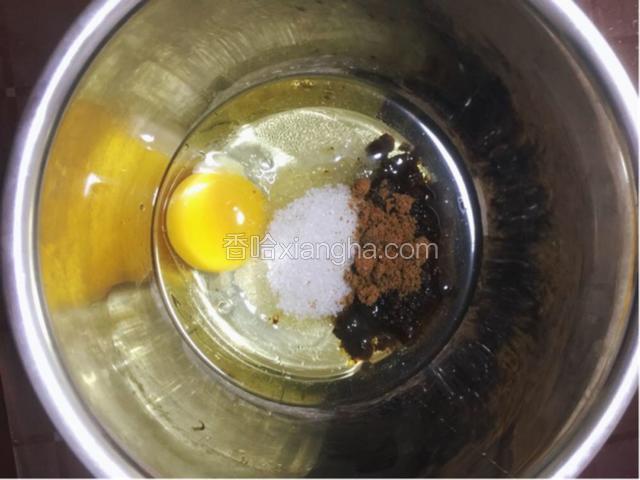 把玉米油，鸡蛋，白砂糖，红砂糖依次倒入一个大碗中，充分搅拌均匀，但不要打起泡。