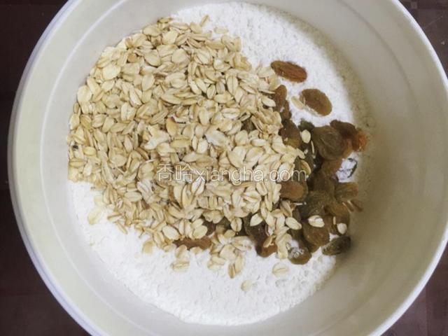 另取一个大碗，将低筋面粉，燕麦片，葡萄干，泡打粉，小苏打粉混合均匀。