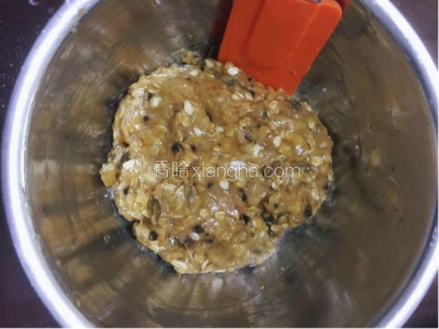 接下来把粉类混合物倒入液体混合物中，用橡皮刮刀小心地搅拌均匀，成为湿润的面糊。