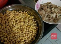 猪肉焖黄豆的做法图解1