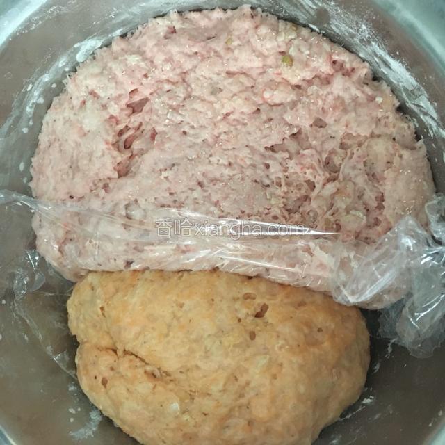发面等一个小时！待面长出好多蜂窝拿起来轻轻的就可以了！