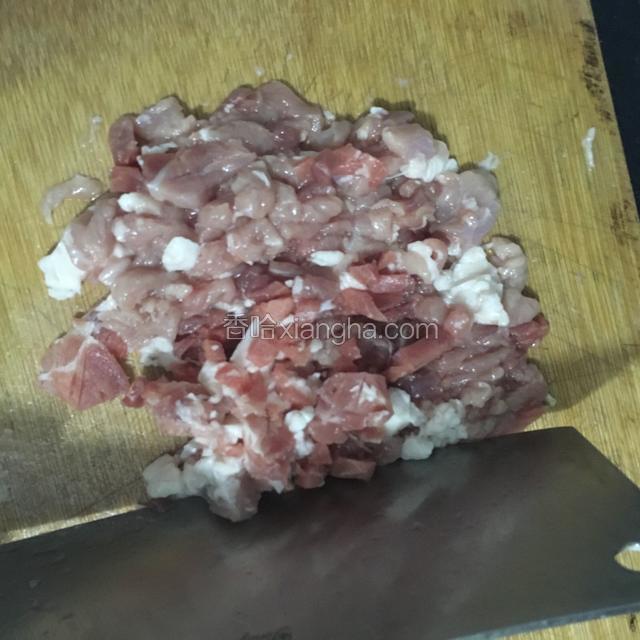 肉剁碎备用