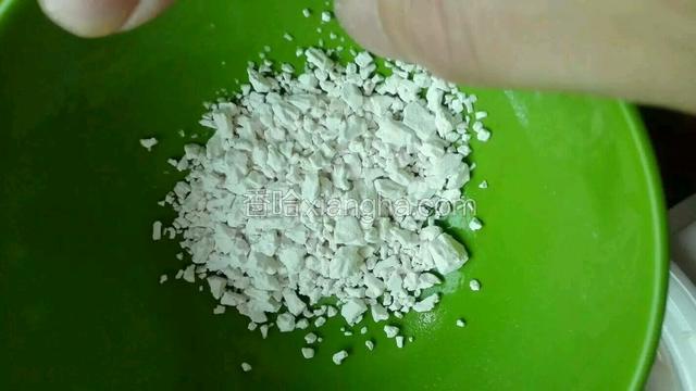 准备红薯粉，放少量盐、生抽、生姜腌制肉末15分钟