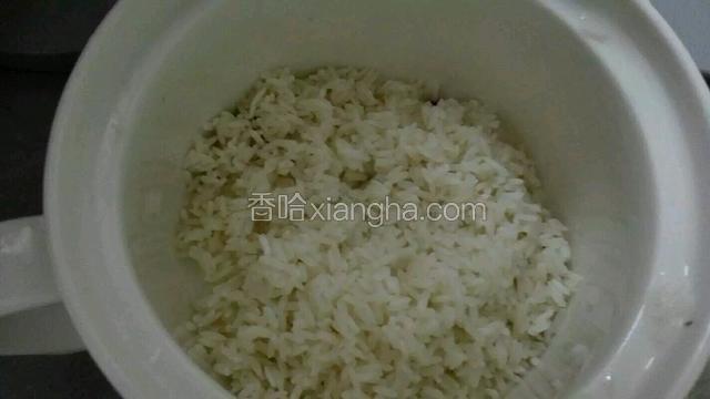 将米洗干净捞出，和肉末、胡萝卜一起放锅里煲两个小时