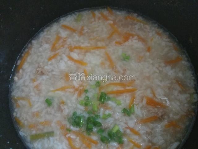 时间快到时打开加入葱花，放适量盐调味
