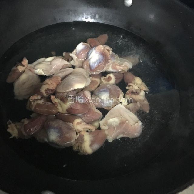 冷水加鸡胗鸡心煮沸2分钟，捞出洗净切片备用