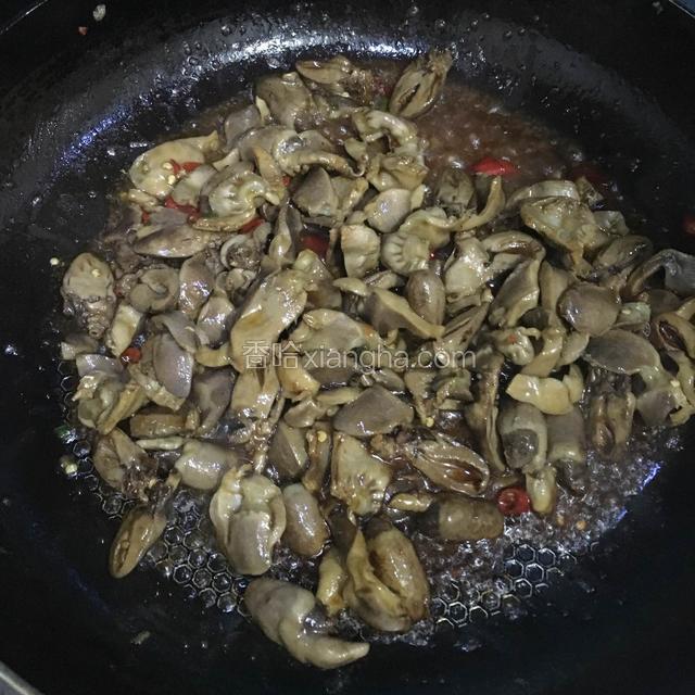炒至八成熟加入蔬菜