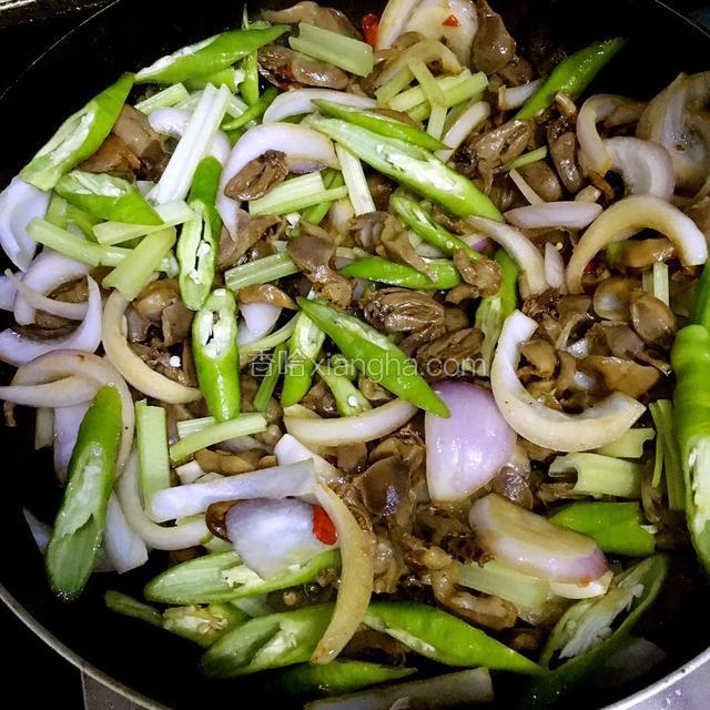 加入蔬菜炒至蔬菜熟了装盘即可