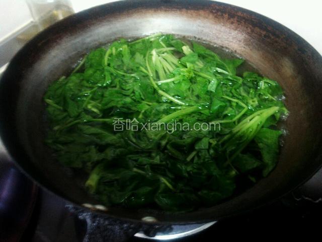 锅中烧水，水开下菠菜，煮两分钟，取出放凉水里过两遍