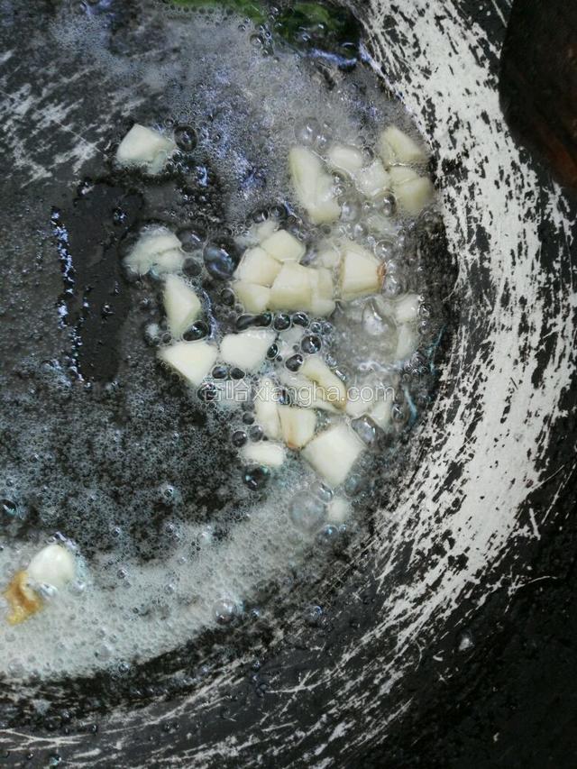 锅里热油，爆香蒜末