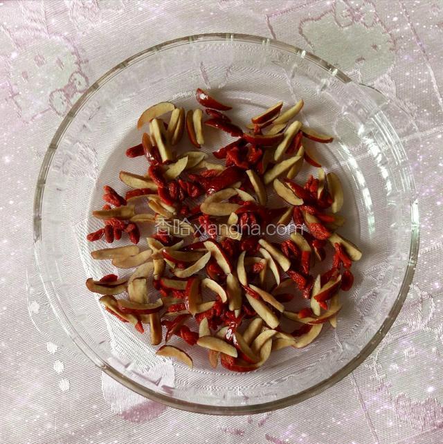 在盘中铺上首层的红枣和枸杞子