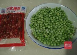 豌豆炒腊肠的做法图解1