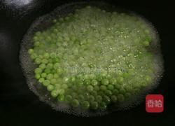 豌豆炒腊肠的做法图解3
