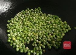 豌豆炒腊肠的做法图解6