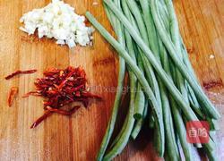 蒜末豇豆的做法图解1