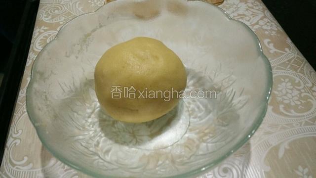 把锅里加入适量的油烧热   凉到五  六成热  边搅拌边倒入油    搅拌成雪花状  再不烫手的情况下  揉成油酥面团