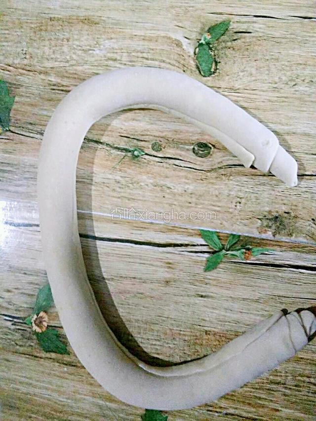 然后从没有抹蛋清的那个方向把面卷起来   （卷实）