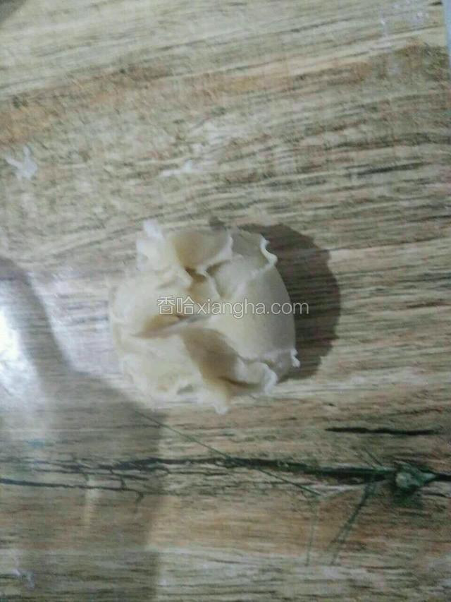 用手把切好的小段   两头往中间折
