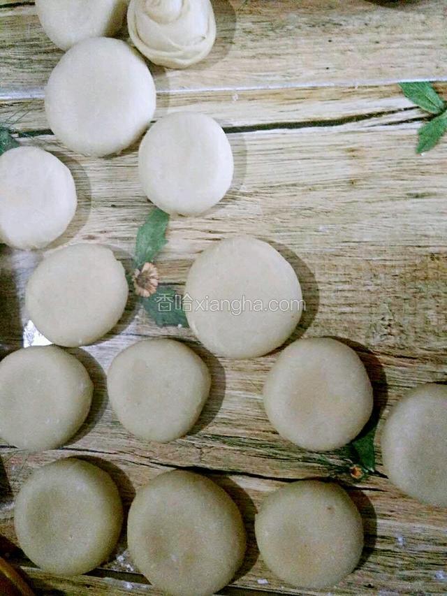 用擀面杖把    每个两头折叠好的小段   擀下   包上  枣泥馅      把烤箱预热5分钟
