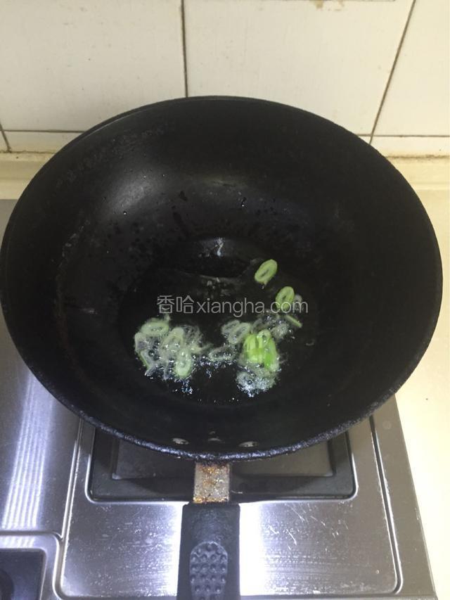 热锅温油放入葱丝炒香。
