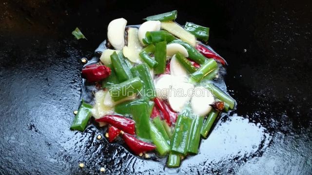 油热后把葱，姜，蒜，红辣椒，花椒，茴香加入锅中翻炒出香味