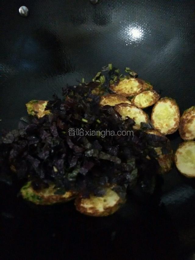 黄瓜煎好，倒岀多余的油，放入蒜沫和紫苏一起炒