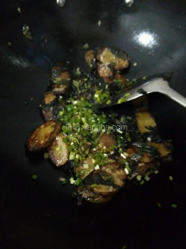 炒至紫苏全部贴在黄瓜上，这时放盐，再放入蚝油炒匀关火，最后撒上葱花，就可从装盘了！
