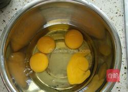 奶香纸杯松软蛋糕的做法图解1