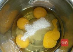 奶香纸杯松软蛋糕的做法图解2