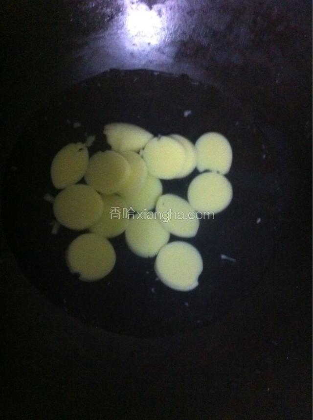 锅倒适量水倒入豆腐，盖上盖