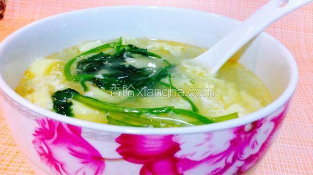 鸡蛋凝固调入盐 鸡精关火，用汤碗盛出，放上香菜淋上麻油即可