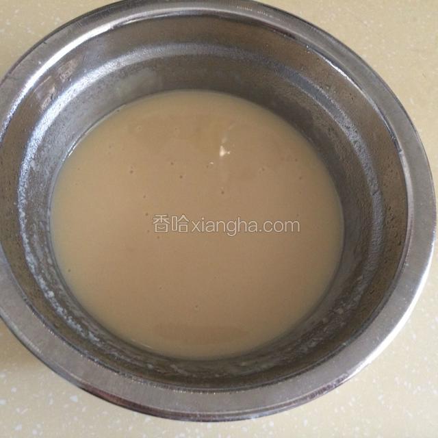 玉米油100克倒入锅里烧开后，网入100克的面粉里拌匀备用。