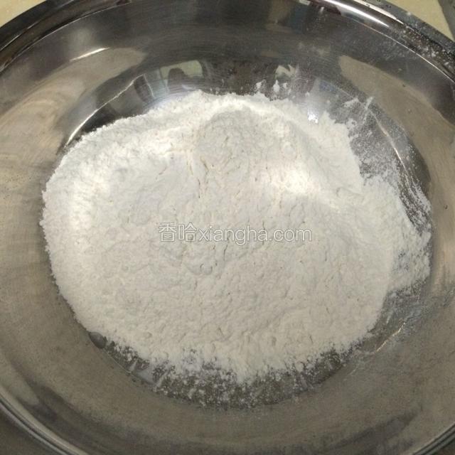 面粉里加入适量的糖和少许盐，用60度的温水慢慢倒入面粉搅拌均匀。
