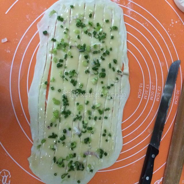 然后从一边卷起，边卷边拉长。