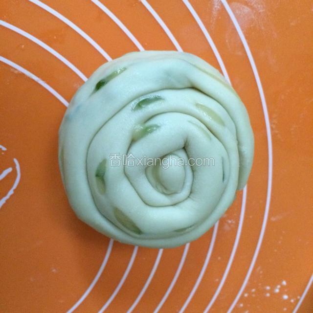 卷好手抓饼胚，依次全部做好，醒十分钟。