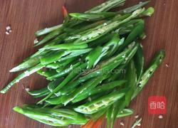 辣椒炒蛋的做法图解1