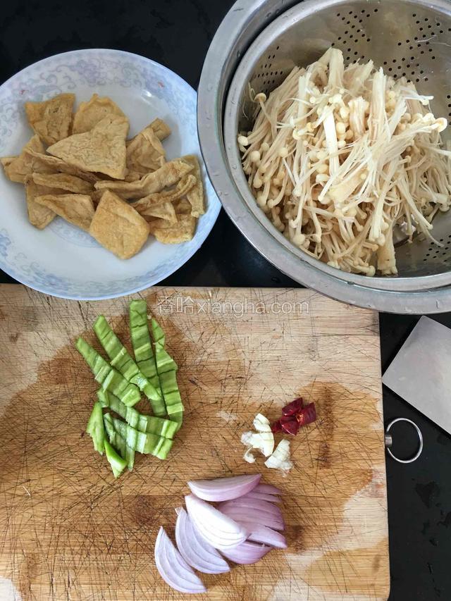 准备食材,金针菇切掉尾部,冲洗干净,尖椒尖椒和洋葱切丝,大蒜拍碎备用。