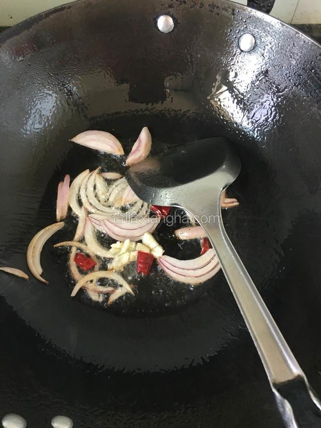 油锅烧热,葱蒜辣椒爆香。
