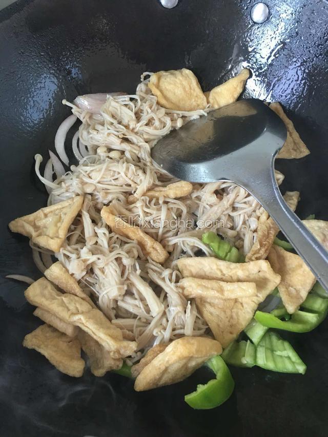 金针菇,油豆腐,尖椒同时下锅爆炒,加入适量的十三香,鸡精,生抽,盐翻炒均匀。