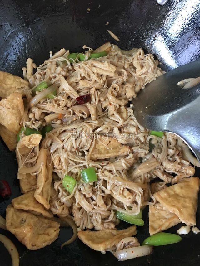 最后淋入料酒翻炒一下即可。