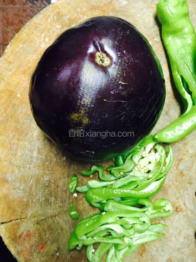 挑选新鲜稍硬的茄子~
（圆的长的都可以，看个人喜欢）