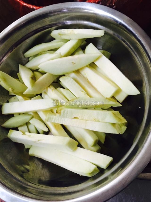 将茄子削皮~切成条状